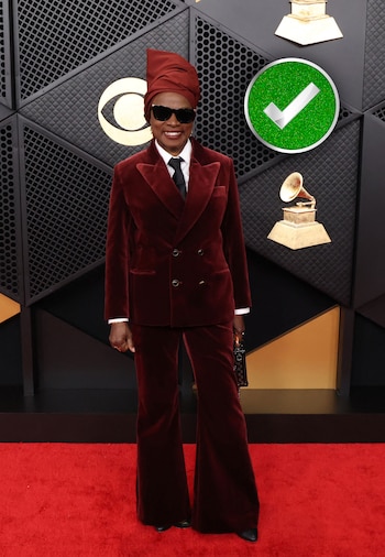 La cantante lució sastrería femenina