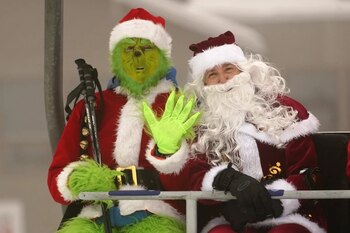 Santa Sunday: donde la tradición de esquí y el espíritu navideño se encuentran para el beneficio educativo. (AP/Robert F. Bukaty)