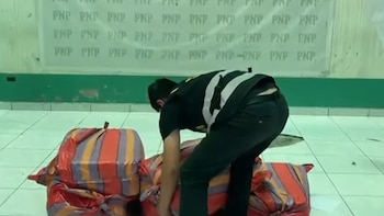 Decomisan más de 400 kilos de marihuana que era transportada en una combi que luego fue abandona