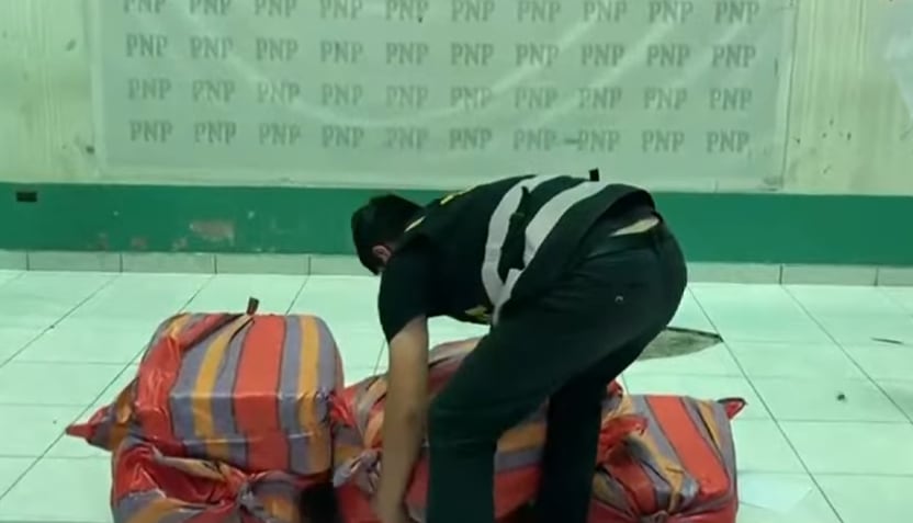 Decomisan más de 400 kilos de marihuana que era transportada en una combi - TV Peru