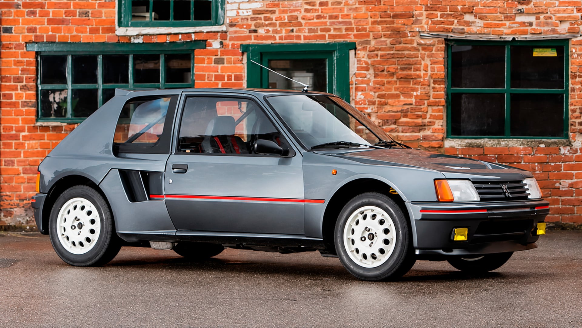 Un vehículo Peugeot 205 T16 fue Campeón mundial de Rally en los años 1985 y 1986. Es la inspiración del nuevo estilo que adoptará el 208 eléctrico.