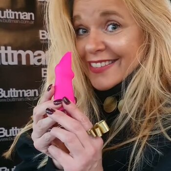 Mariana Rincón crea contenido explicando