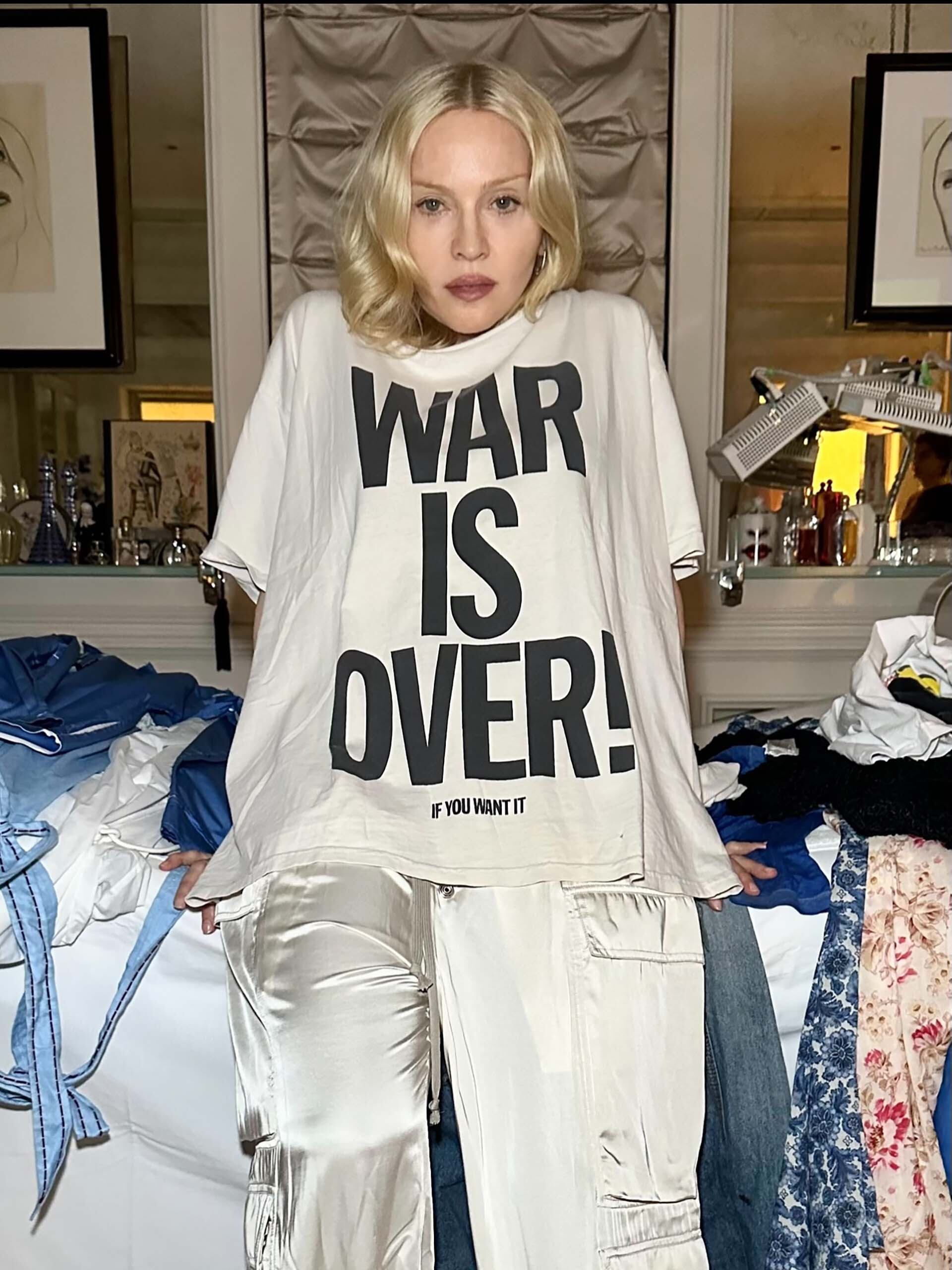 Madonna rinde homenaje a Cher y a la campaña pacifista de Lennon y Ono en un carrusel viral (Instagram: @madonna)