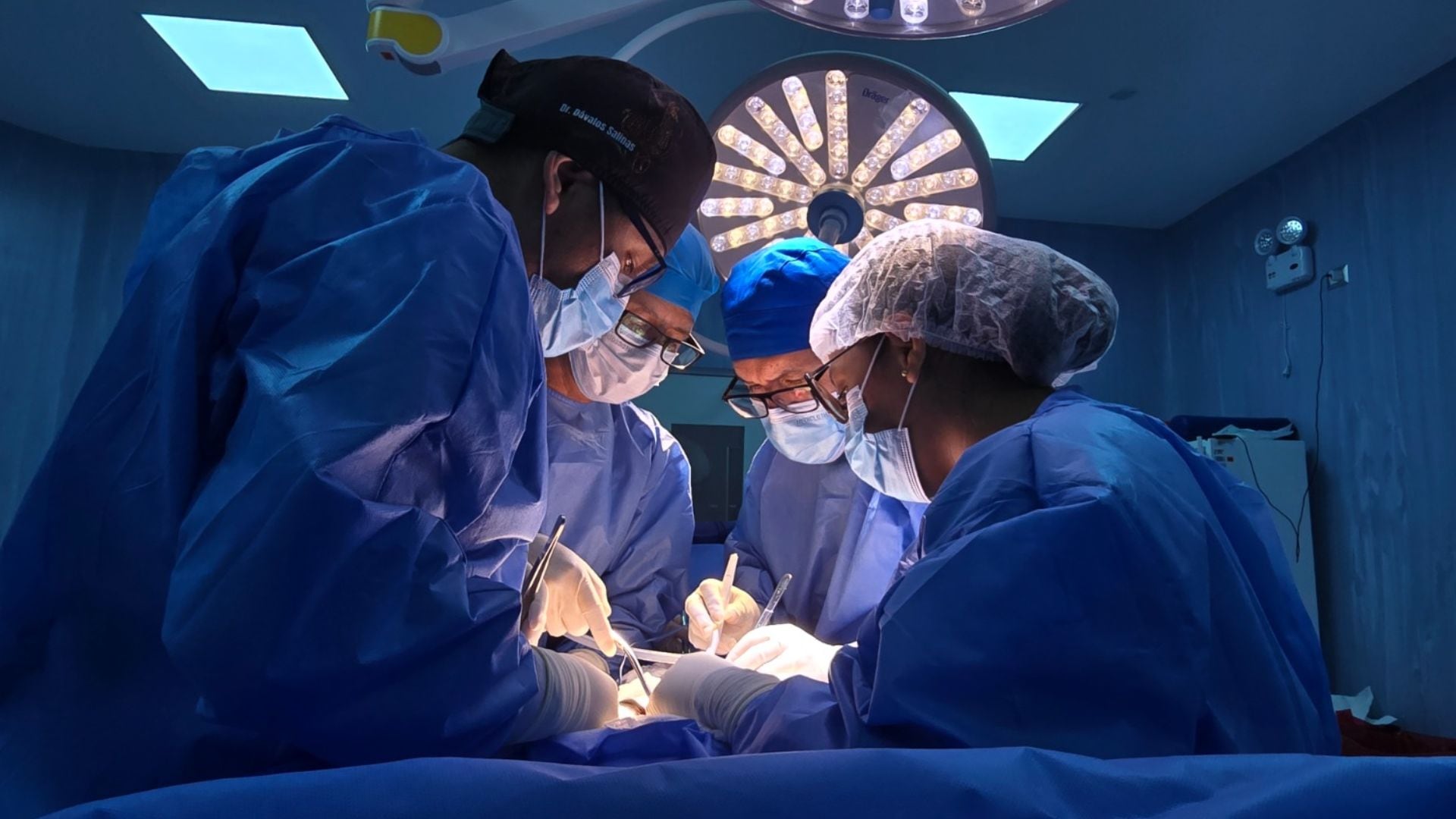 El procedimiento estuvo a cargo del cirujano oncólogo Jhon Rojas Saldívar, quien eligió la técnica de Whipple, una de las más complejas en el ámbito abdominal - Créditos: Essalud.