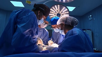 El procedimiento estuvo a cargo del cirujano oncólogo Jhon Rojas Saldívar, quien eligió la técnica de Whipple, una de las más complejas en el ámbito abdominal - Créditos: Essalud.