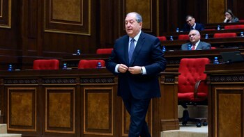 Renunció el presidente armenio Armen