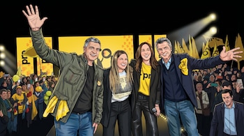 Ilustración de cuatro figuras políticas, dos hombres y dos mujeres, en un escenario iluminado, saludando a una multitud. Se ven banderas y globos amarillos.