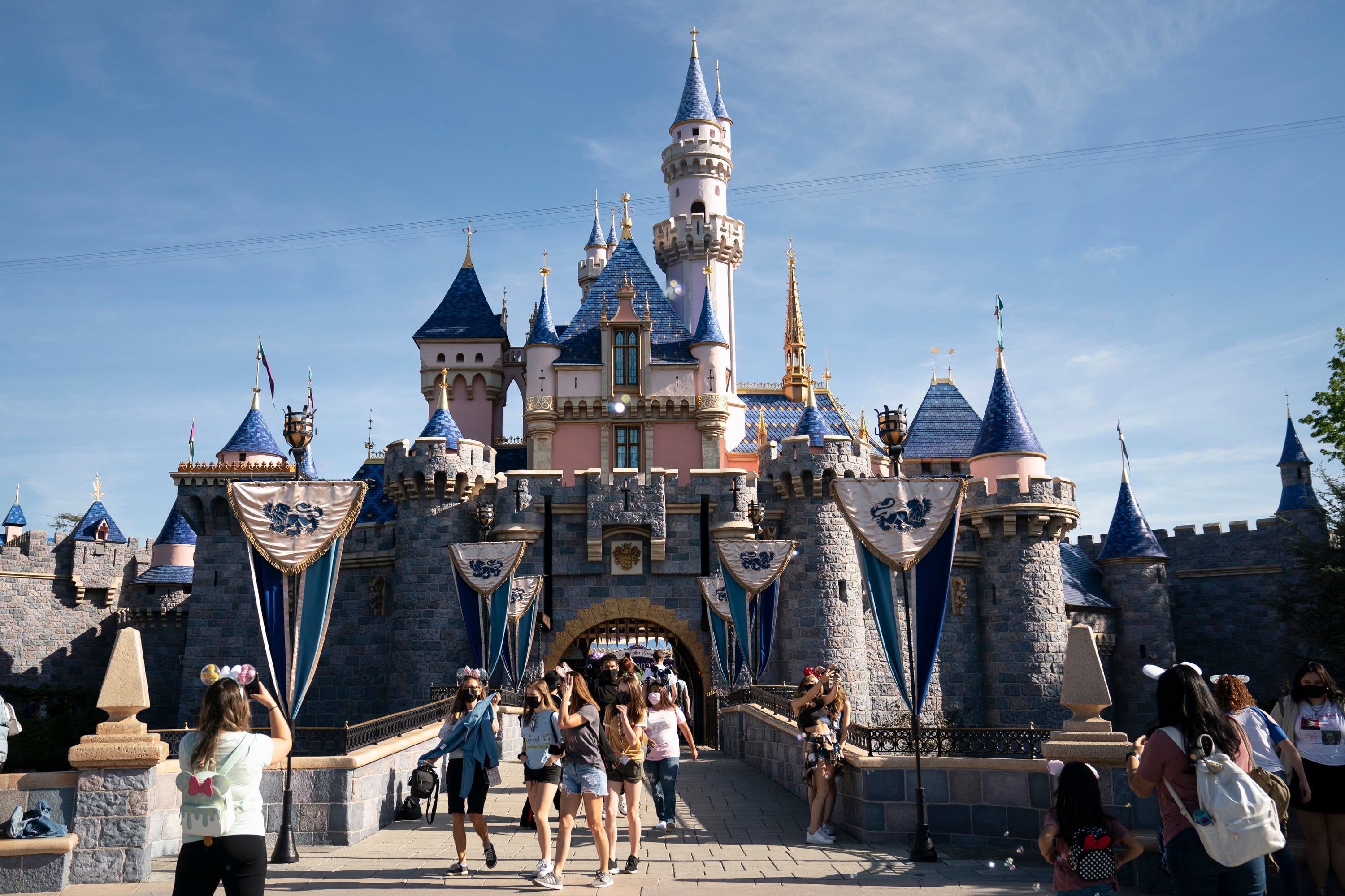 Disneyland Resort implementa tecnología biométrica y controles de seguridad reforzados desde abril de 2026, afectando a unos 10 millones de visitantes anuales. (AP Foto/Jae C. Hong, Archivo)