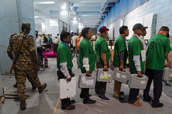 Personal electoral lleva máquinas de