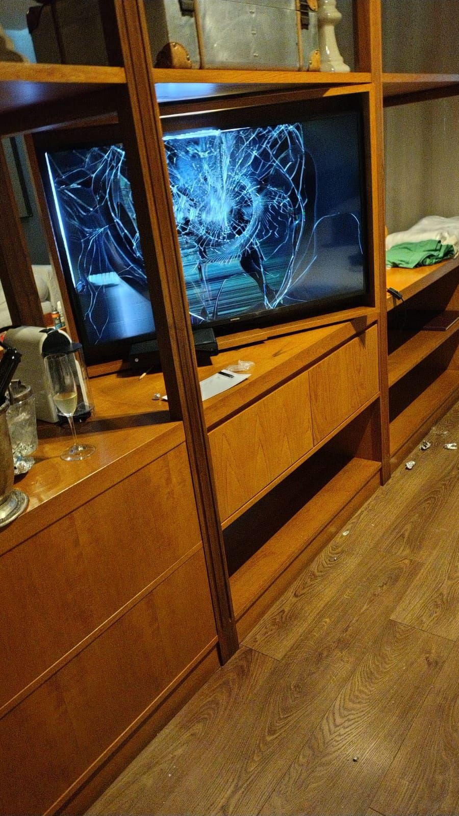 El televisor de la habitación de Payne, destruido a golpes