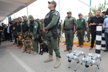El gobierno estatal incorpora dispositivos tecnológicos pioneros para apoyar patrullajes, vigilancia y reconocimiento en la Feria Nacional Potosina y zonas estratégicas; la estrategia incluye la llegada de androides y vehículos tácticos. Crédito: Especial
