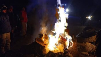Los manifestantes quemaron llantas e