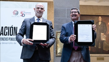 El rector del INACIPE Jorge Nader Kuri presenta la firma del convenio con la Comisión de Justicia del Senado.
Crédito: Senado de la República.