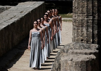 Intérpretes durante el ensayo general de la ceremonia de encendido de la llama olímpica de los Juegos Olímpicos de París 2024 en la Antigua Olimpia, Grecia. 15 de abril, 2024. (REUTERS/Louisa Gouliamaki)