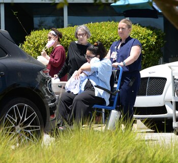 Vanessa Hudgens saliendo del hospital tras dar a luz a su primer hijo.