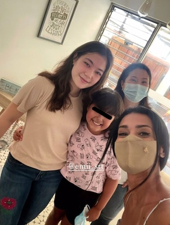 Kyara Villanella posa junto a