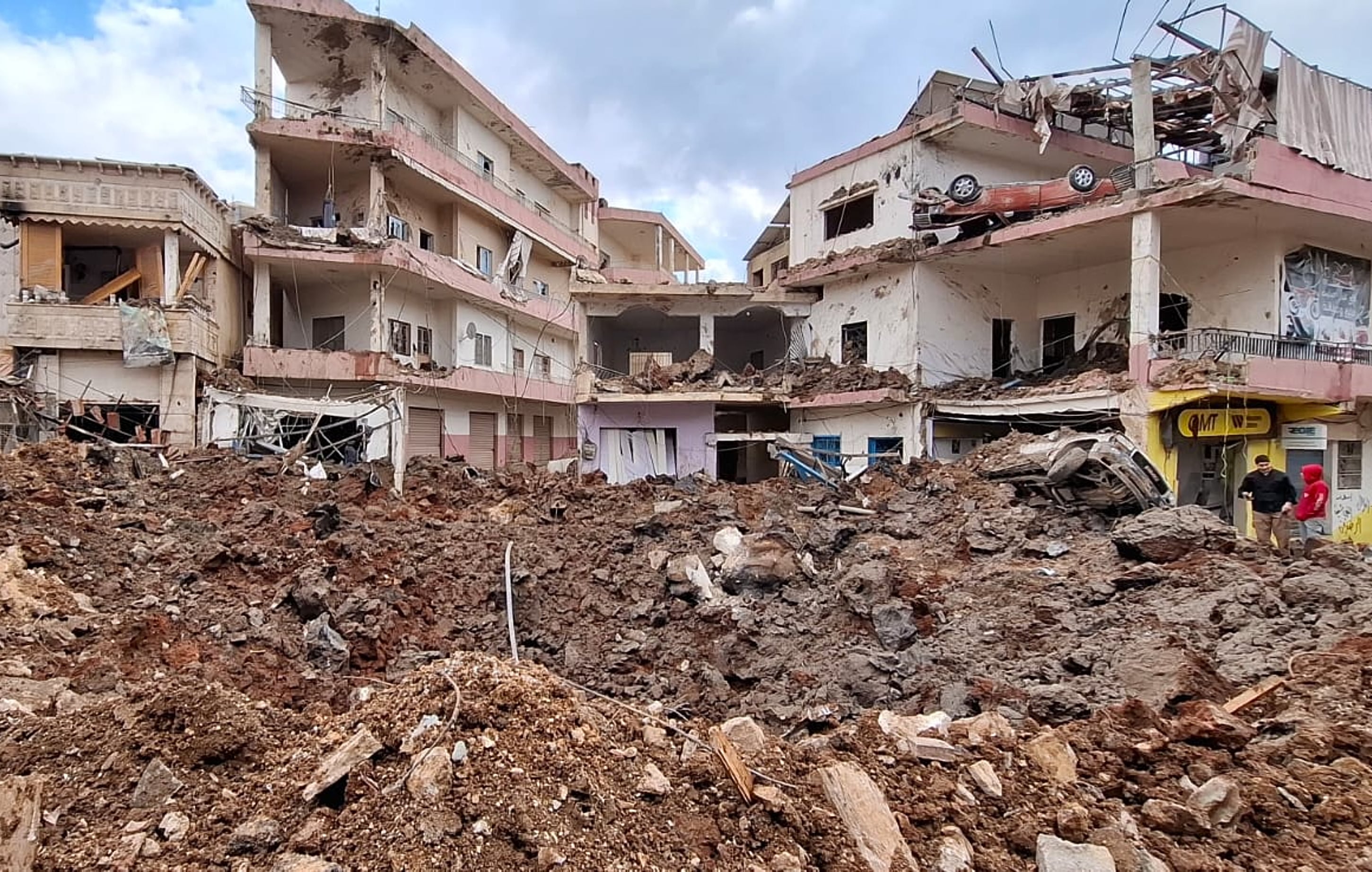 Residentes revisan daños tras ataques aéreos israelíes en Nabi Chit, al este del Líbano, el 7 de marzo de 2026. Los ataques israelíes han causado al menos 486 muertos desde el 2 de marzo. (Foto AP/Ali Salem)