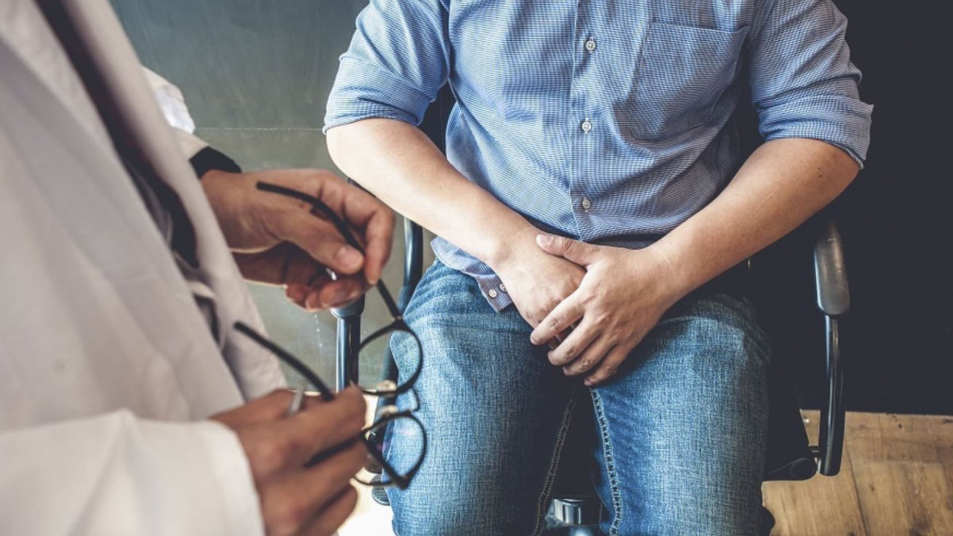 Los síntomas urinarios, como dificultad o dolor al orinar, pueden ser indicio de distintas afecciones prostáticas. La recomendación es consultar al especialista sin demoras para evitar complicaciones. -(Imagen Ilustrativa Infobae)