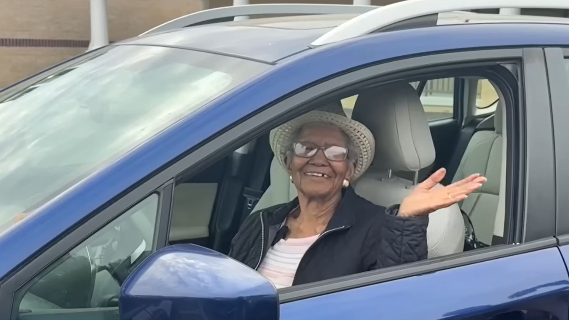 Con sus 108 años, Susan Young Browne mantiene una vida activa con ejercicio regular y autonomía cotidiana (Yt: @CBS Philadelphia)