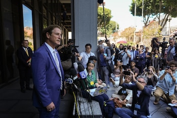 El fiscal de distrito del condado de Los Ángeles, Nathan Hochman, habla con los periodistas en Los Ángeles el martes 21 de julio de 2026 sobre el caso de David Anthony Burke, conocido como D4vd, quien fue acusado de matar a una adolescente de 14 años cuyo cuerpo descuartizado fue hallado en su automóvil. (Foto AP/Jae C. Hong)