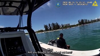 Un padre de Florida enfrenta cargos tras permitir que su hijo de 8 años condujera una moto acuática solo capturas