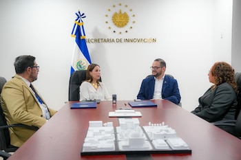 El gobierno de El Salvador firmó un convenio entre Incaf y la Secretaría de Innovación para certificar más de 37 rutas de formación profesional en Certifícate./ (Secretaría de Prensa)