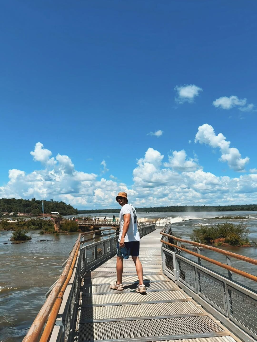 El conductor de Luzu TV en las pasarelas del Parque Nacional Iguazú