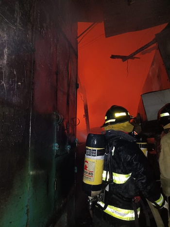 Bomberos trabajan incansablemente para sofocar un voraz incendio que consumió el Mercado Galindo en Comayagüela, Tegucigalpa, Honduras