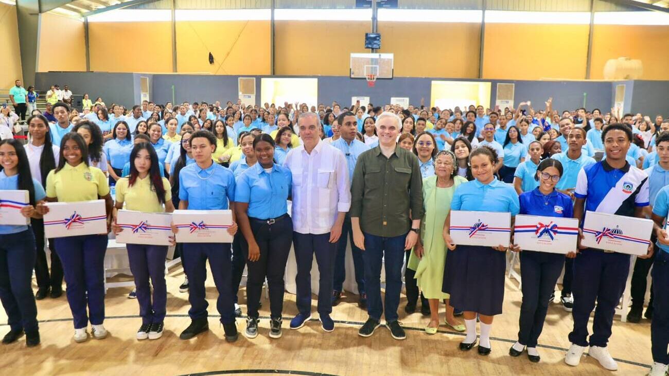 Luis Abinader afirmó en Montecristi que la transformación del puerto de Manzanillo abre oportunidades para miles de jóvenes dominicanos. (Cortesía: Gobierno de República Dominicana)