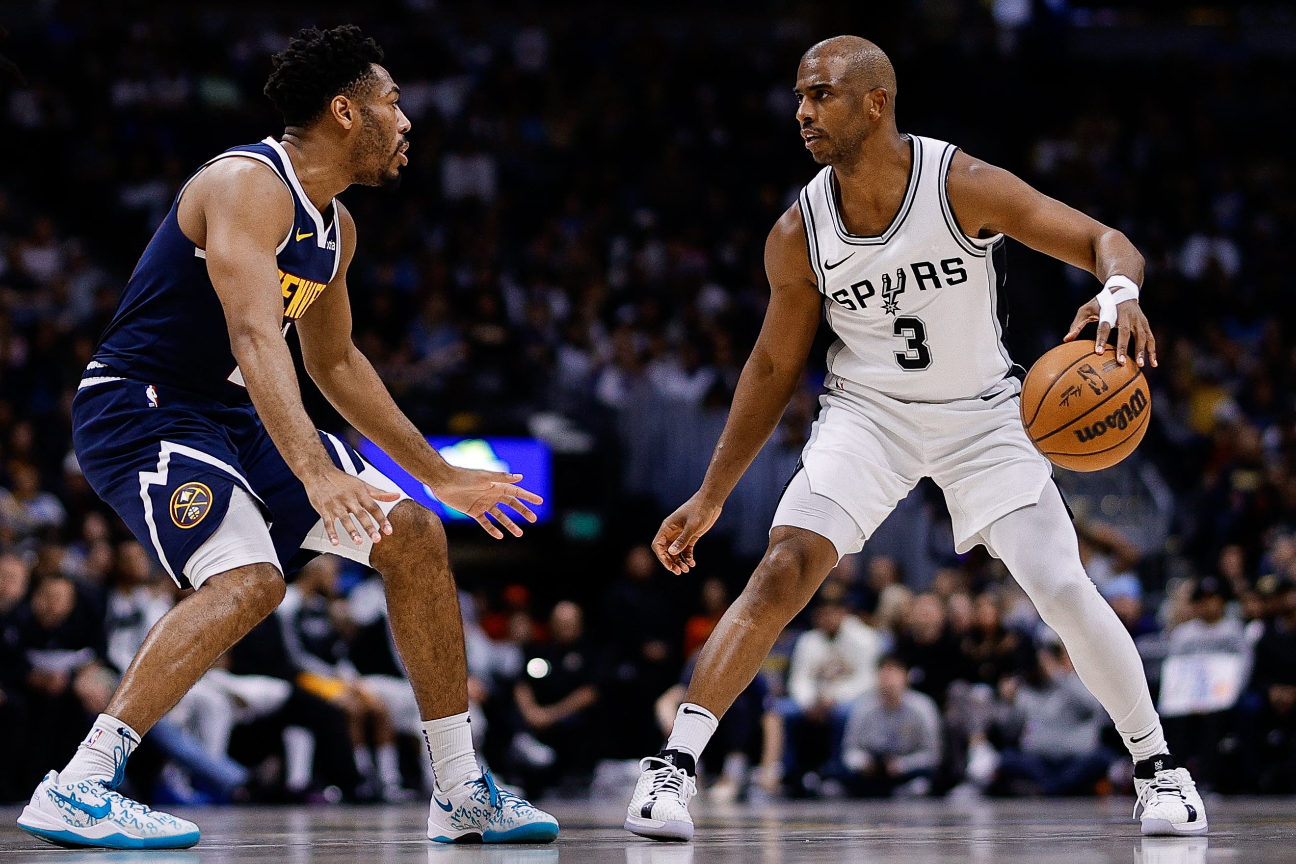 El entrenamiento físico combina pesas diarias, estiramientos constantes y el uso de herramientas como pelotas y rodillos de espuma para evitar lesiones (REUTERS)