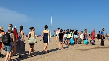 Asistentes al punto de observación de Malva-rosa (Valencia) buscan "mejor sitio" y a "disfrutar del ambiente"