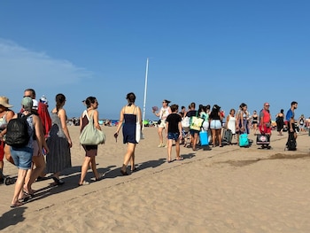 12/08/2026 Eclipse.- Asistentes al punto de observación de Malva-rosa (Valencia) buscan "mejor sitio" y a "disfrutar del ambiente".
El punto oficial de observación del eclipse en la playa de la Malva-rosa de Valencia empieza a llenarse de público dispuesto a buscar el "mejor sitio" para presenciar el fenómeno astronómico y "disfrutar del ambiente". De la propia ciudad, Elche, Chile o Francia, los asistentes llegan con tumbonas, toallas y neveras con bebida para pasar la tarde hasta el momento principal: las 20.30 horas, cuando el sol se oscurecerá.
COMUNIDAD VALENCIANA ESPAÑA EUROPA VALENCIA SOCIEDAD