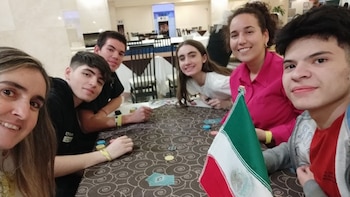 Candela junto a otros ajedrecistas