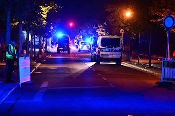 La Policía suspendió la fiesta y pidió a la gente retirarse a su casa (Fabian Sommer/dpa/dpa vía AP)
