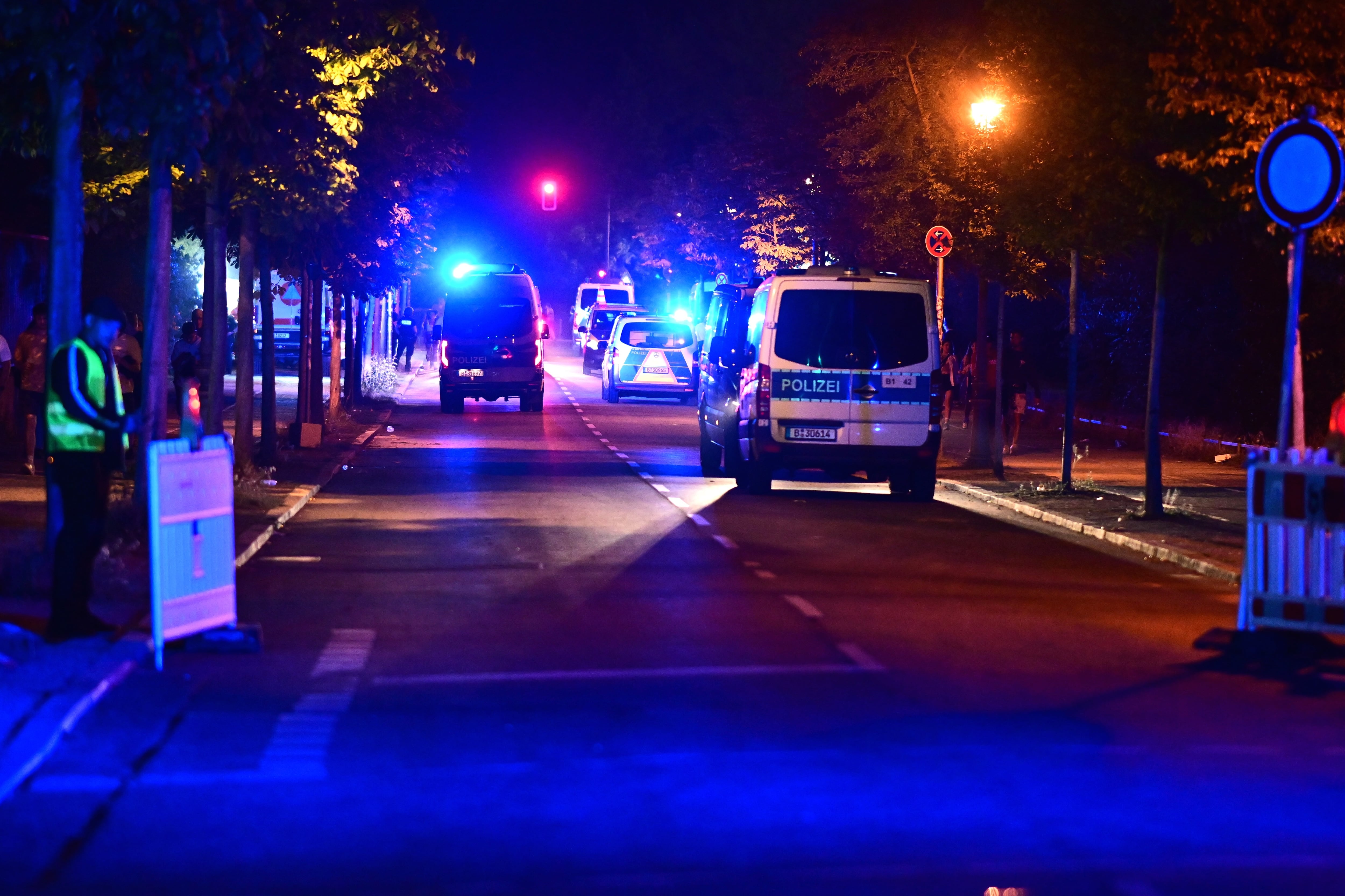 La Policía suspendió la fiesta y pidió a la gente retirarse a su casa (Fabian Sommer/dpa/dpa vía AP)