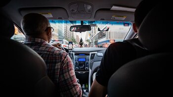 El chofer utilizó luces y