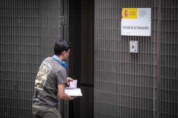 Fachada exterior de una oficina para trámites de extranjería (Fernando Sánchez / Europa Press)