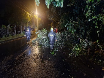 Las fuertes lluvias del domingo 26 de abril provocaron inundaciones y bloqueos de vías principales en varios municipios de Cundinamarca - crédito Bomberos Cundinamarca