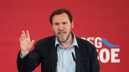 El PSOE arropa a Puente y carga contra Milei: “Vemos la pluma de Vox. Llevamos tiempo denunciando esta internacional ultra”