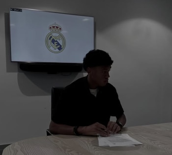 Gorka Abascal Martínez firmando la extensión de su contrato con el Real Madrid de España - crédito @gorkaa_am/Instagram