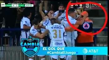 Erik Lira sacude la cabeza de un trabajador del Estadio Olímpico Universitario. (Foto: Captura de pantalla/Twitter)