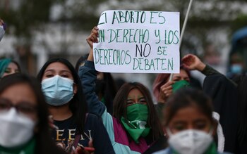 Activistas de colectivos feministas se