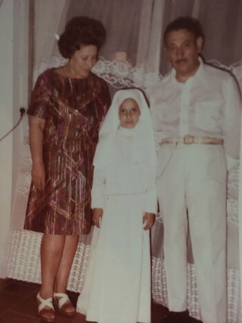 Adriana en su primera comunión,