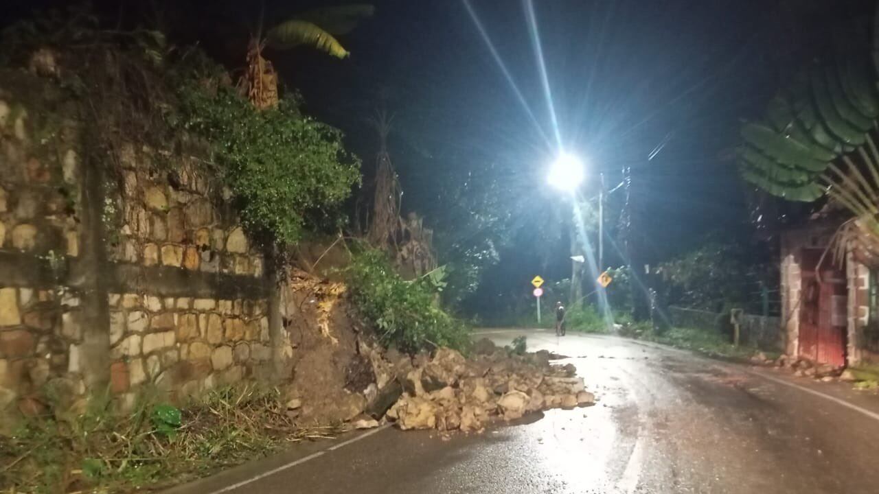 La vía Bogotá–La Mesa presentó restricciones por caída de rocas y árboles. - crédito @JorgeEmilioRey/X