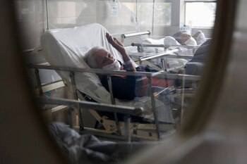 Del total de 5.419 pacientes hospitalizados en Perú, unos 1.052 están internados en las Unidades de Cuidados Intensivos con ventilación mecánica. EFE/Paolo Aguilar/Archivo