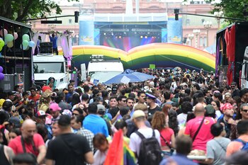Pese al clima inestable, miles de personas se acercaron a repetir el clásico ritual de marchar