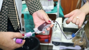 Una persona donando sangre. (Europa Press)