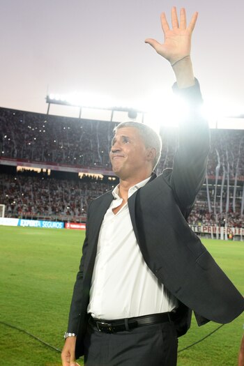 Crespo recibe la ovación del