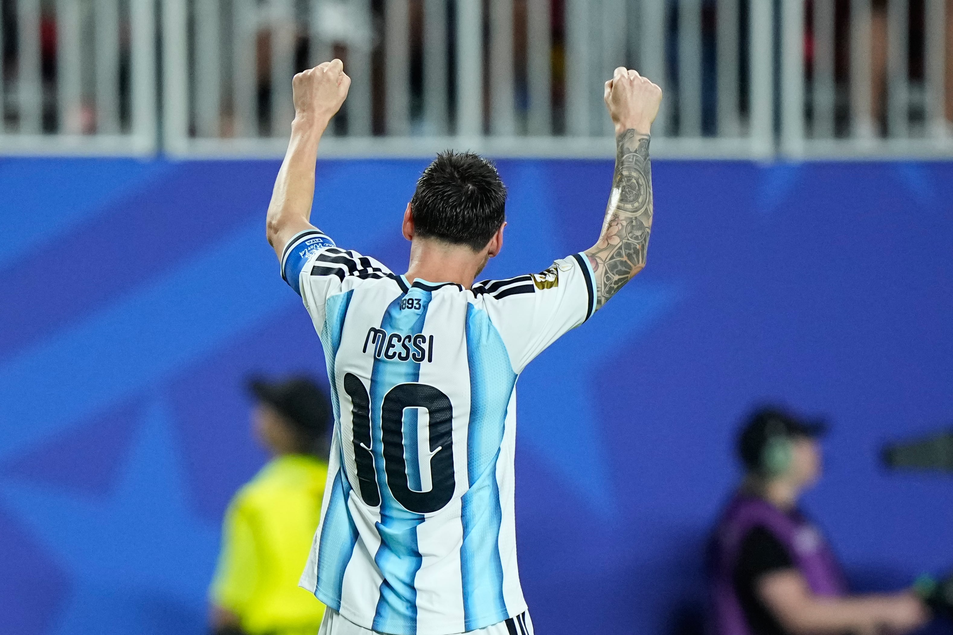 El argentino Lionel Messi celebra su tercer gol durante el partido por el Grupo J del Mundial ante Argelia (AP Foto/Charlie Riedel)