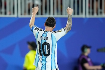 El argentino Lionel Messi celebra su tercer gol durante el partido por el Grupo J del Mundial ante Argelia (AP Foto/Charlie Riedel)